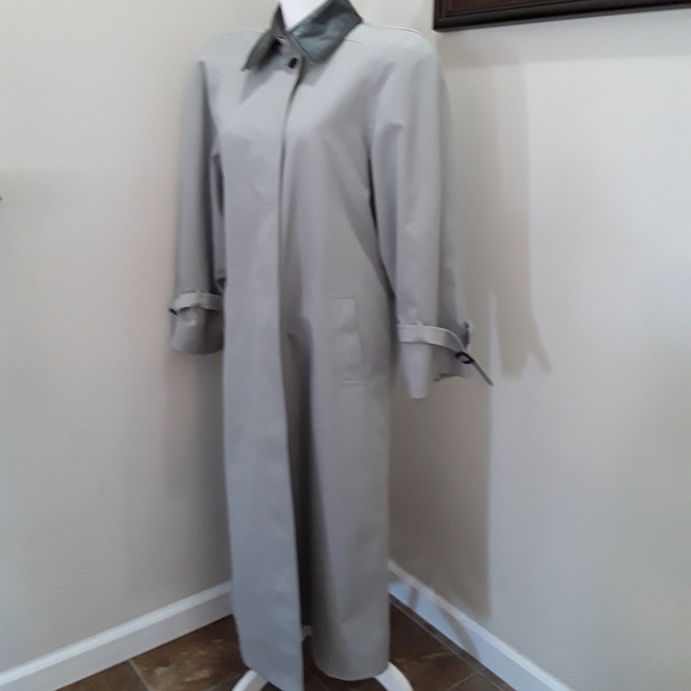 Vintage Etienne Aigner beige trench coat with removable leather collar size 8